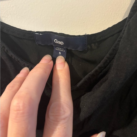 GAP Black Sleeveless Tank Top - Picture 2 of 4